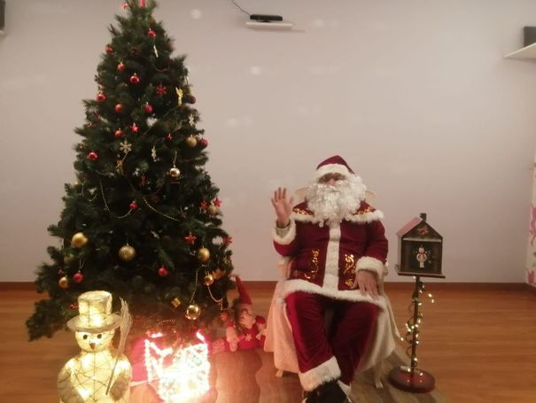 papa Noel y un árbol de navidad